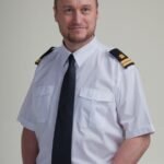 Uniformskjorte med korte ermer.