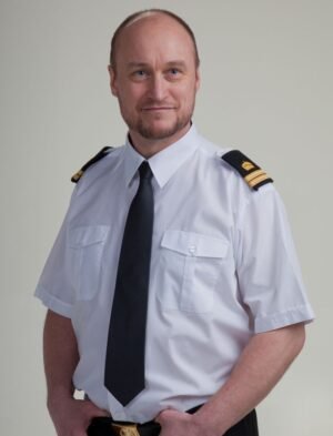 Uniformskjorte med korte ermer.