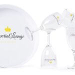 Glass og fat med logo