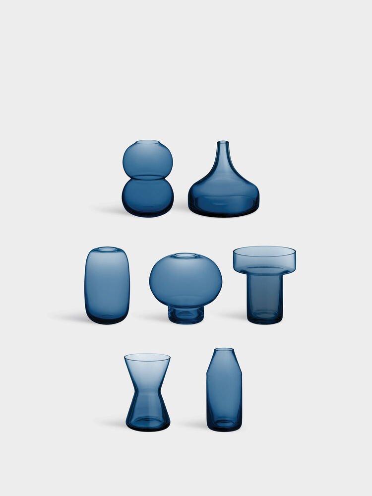 6722408_Midsummer_mini_Midnight_Blue_vases_7pack_Orrefors_Claesson_Koivisto_Rune_PRO_02_3x4 Midsummer Mini vaser midnattsblå 7-pack ltd 400 - Bilde 1